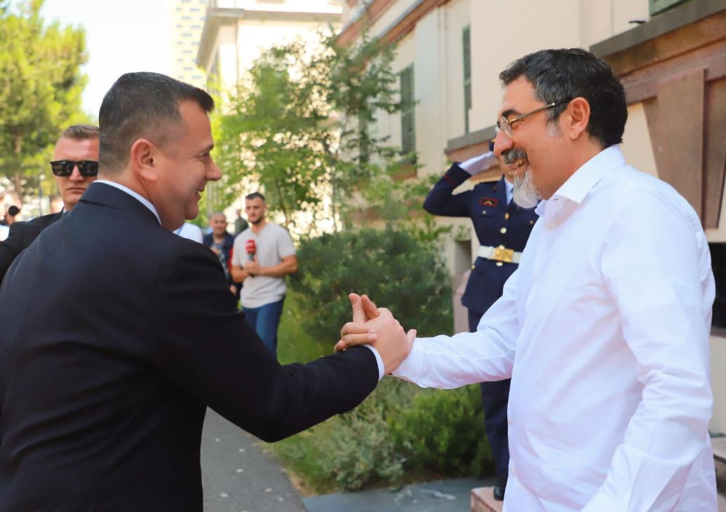 Çuçi i kalon stafetën Ballës, i dorëzon dosjen “exit-memo”