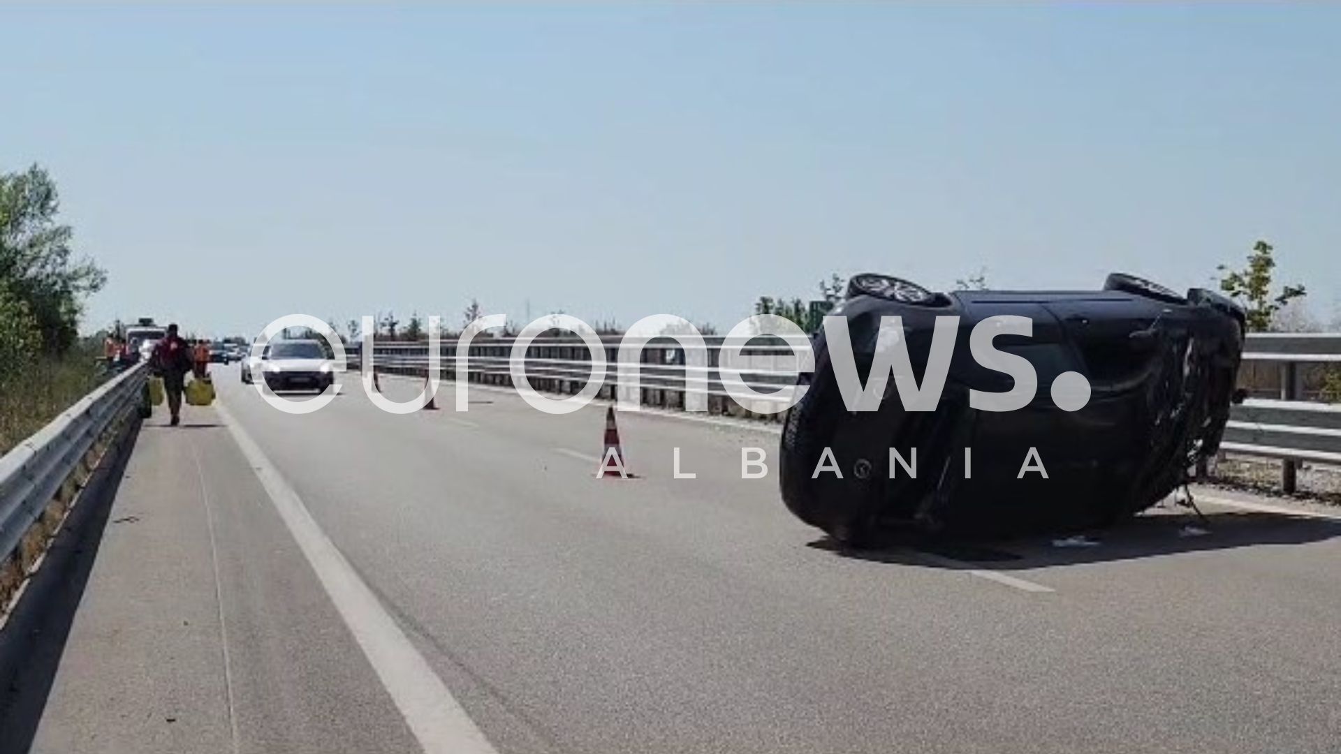 Aksident në bypass-in e Fierit, makina përmbyset në mes të autostradës