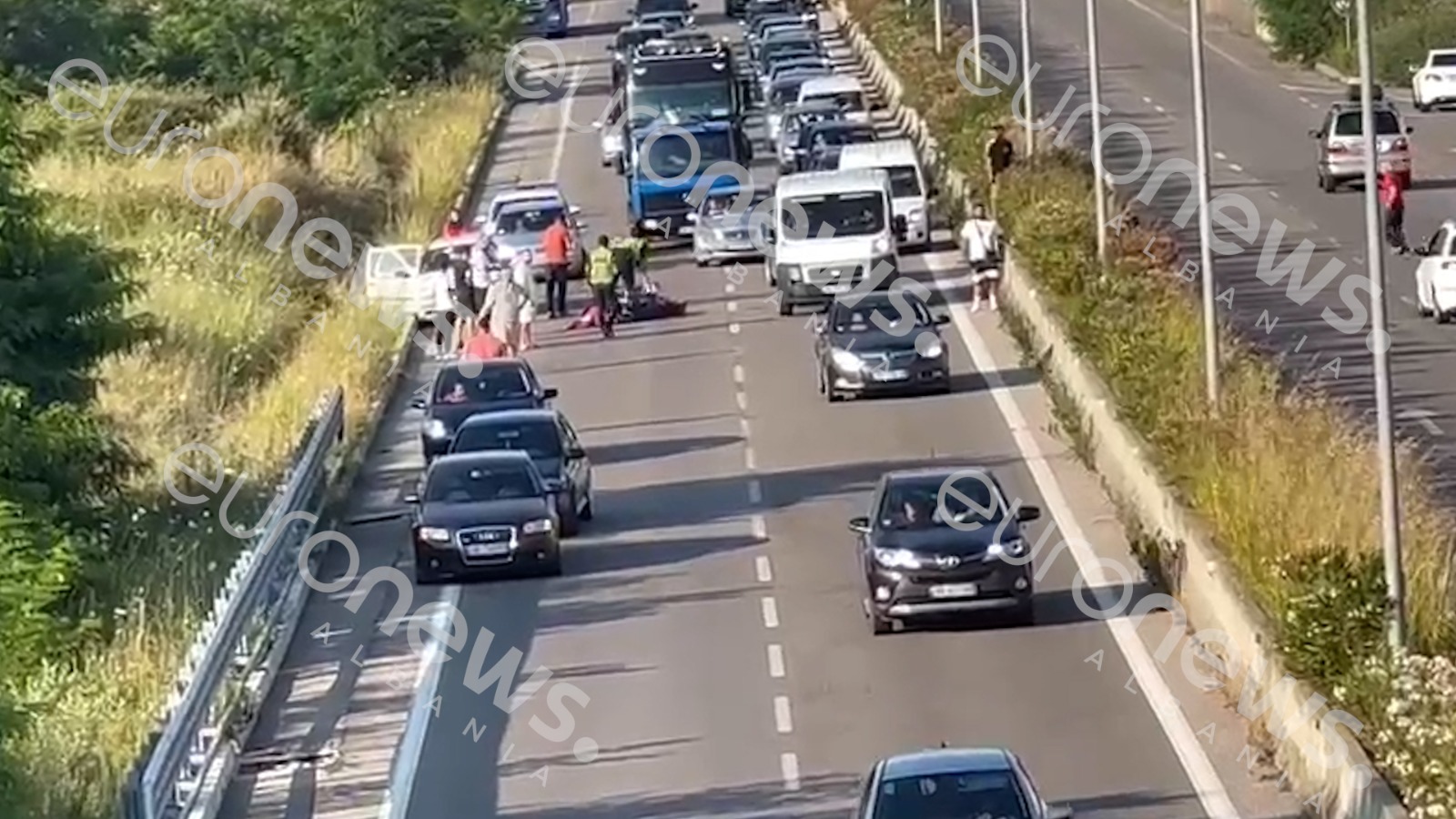 Aksident në Unazën e Madhe, makina përplas motorin