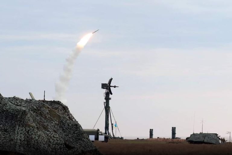 Ukraina nis përdorimin e bombave thërrmuese amerikane, “hakmerret” Rusia