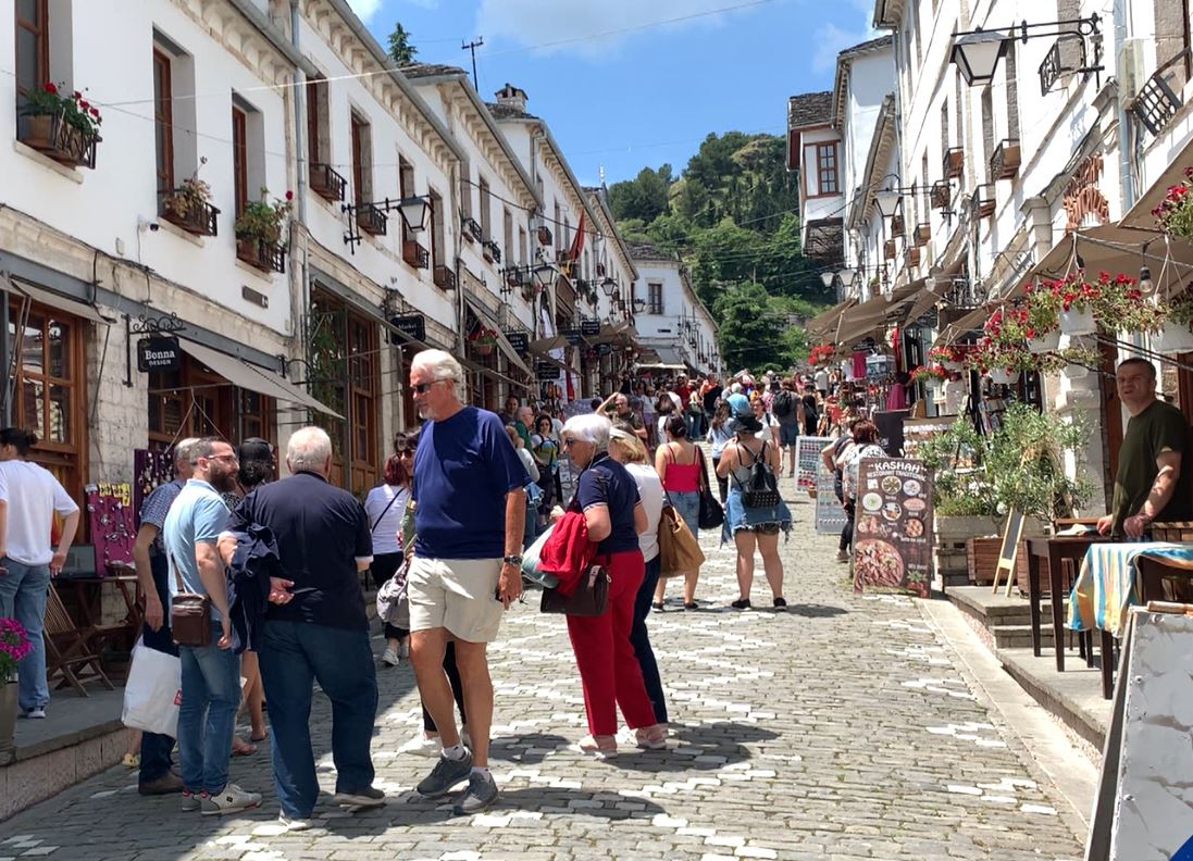 Kontroll mjekësor për turistët, i nxehti sjell probleme për vizitorët në Gjirokastër