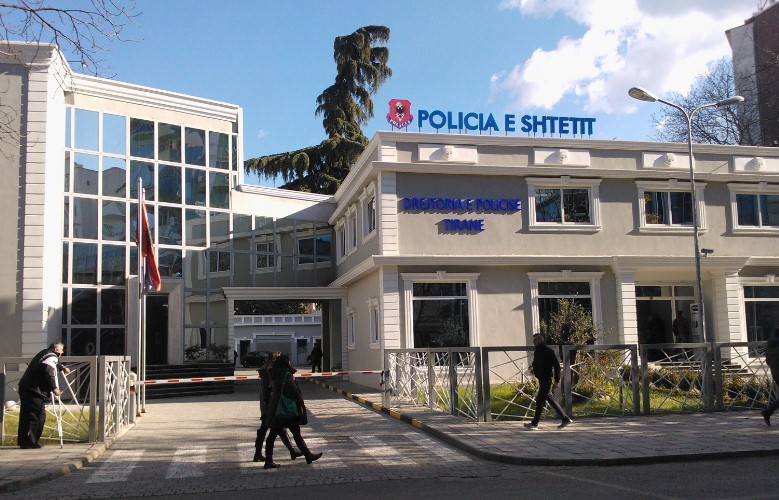 Tentoi të korruptojë punonjësin e policisë me para, në pranga 28-vjeçari në Tiranë