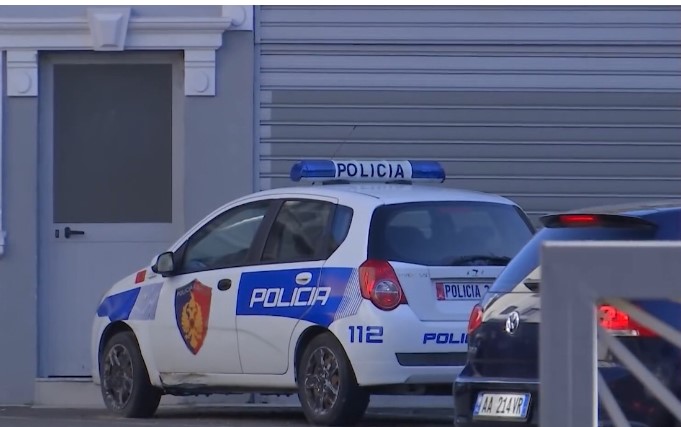 Tentuan të godasin me sende të forta të moshuarin në Himarë, ndërhyn policia