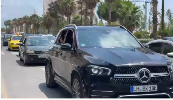 Durrësi zgjidhet nga turistët, trafik i shtuar në rrugët e qytetit
