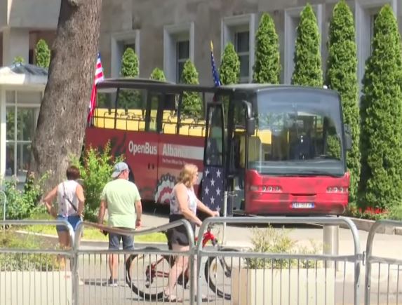 Klinton paradë përshëndetëse? Autobusi i hapur parkohet pranë kryeministrisë