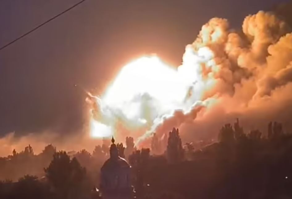 VIDEO| Pamje dramatike nga shpërthimi i depos ruse të municioneve në Ukrainë