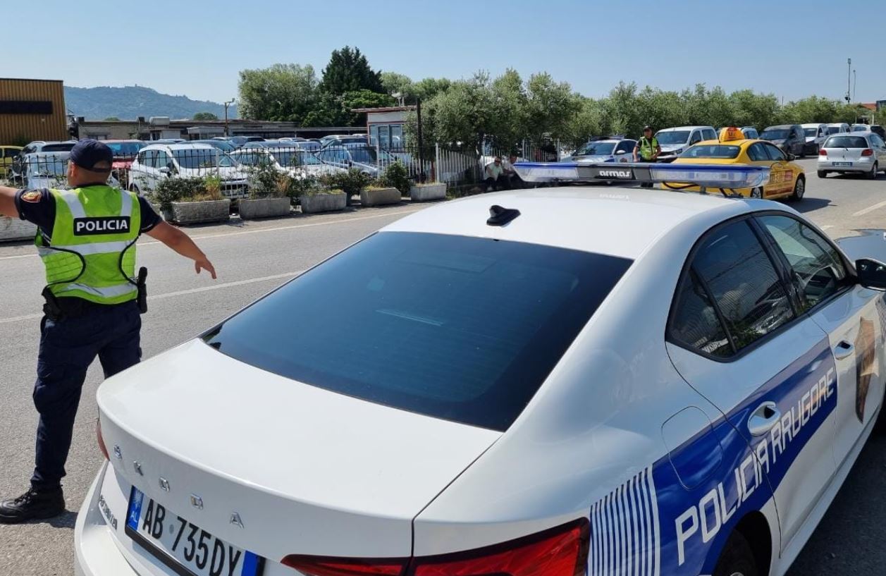 Makina ‘fluturon në ajër’ kalimtarin në Vlorë, arrestohet drejtuesi i mjetit