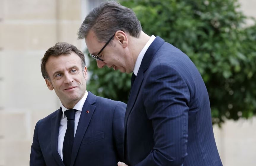 Vuçiç “ankohet” te Macron: Përpiquni që Prishtina të rikthehet në bisedime