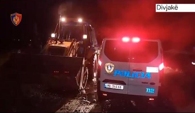 Iu ngecën makinat në baltë në pyllin e Divjakës, policia ndihmon 8 turistë italianë