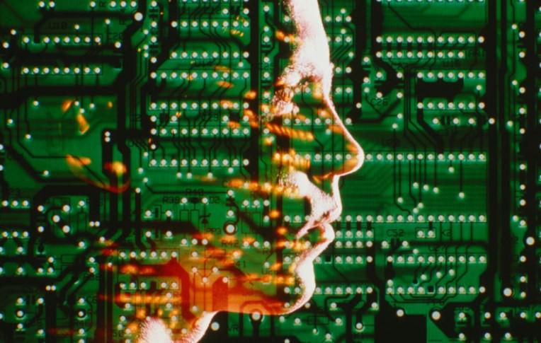 Inteligjenca artificiale “kërcënon” 8.4 milionë punëtor në Itali