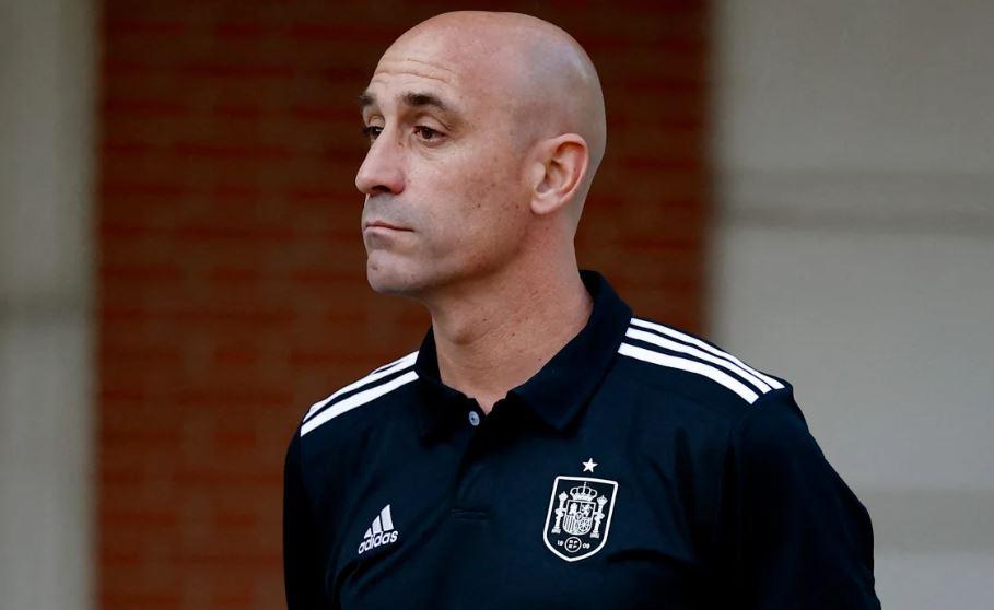 “Nuk dorëhiqem”, Rubiales i përgjigjet kritikave për puthjen në buzë të futbollistes