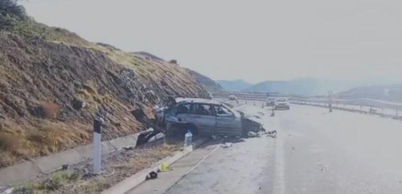 Makina me targa serbe aksidentohet në Rrugën e Kombit, plagosen 5 familjarë