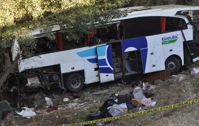 Aksident tragjik në Turqi, të paktën 12 të vdekur nga rrëzimi i autobusit