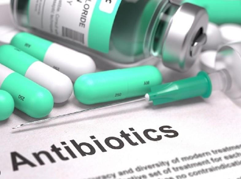 Studimi i OBSH: Si antibiotikët u keqpërdorën gjatë pandemisë në të gjithë botën
