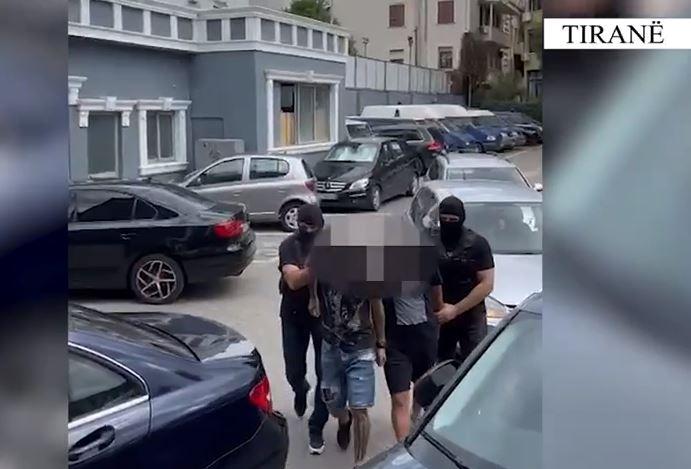 Kapet 1 kg kokainë në Tiranë, arrestohen tre të rinjtë (Emrat)