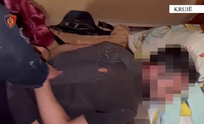 Grabiti me dhunë vilën, arrestohet pas 1 viti autori. Ndalohet shoku që e strehoi