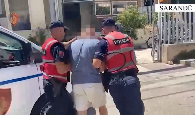 Shpërndante drogë në plazhet e Ksamilit, pranga 24-vjeçarit. Çfarë iu gjet në makinë