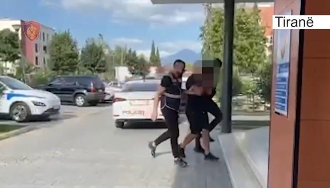 Theu “arrestin e shtëpisë” dhe u kap me kokainë, pranga 37-vjeçarit në Tiranë