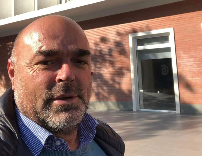 Pllakat zunë poshtë punonjësin, arrestohet pronari. Policia: S’i dha as ndihmë