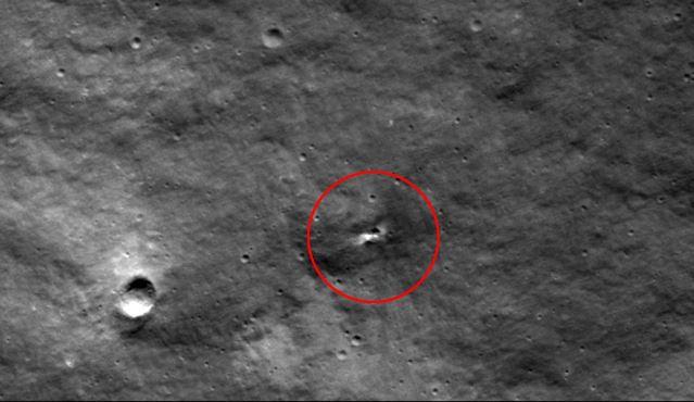 NASA: Anija kozmike ruse la një krater 10 metra të gjerë në Hënë