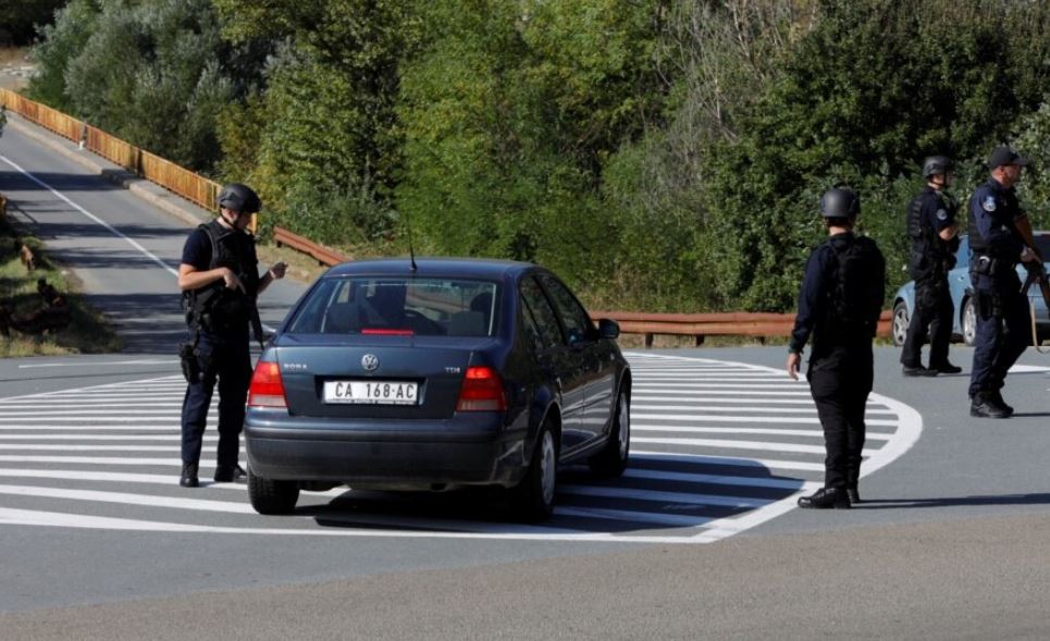 Shkon në 8 numri i të ndaluarve në Veri, gjendet blindi e buldozeri mbushur me armë