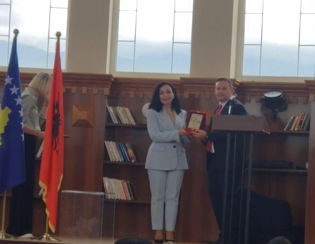 Vjosa Osmani merr titullin “Patroni i Kalasë” në Berat