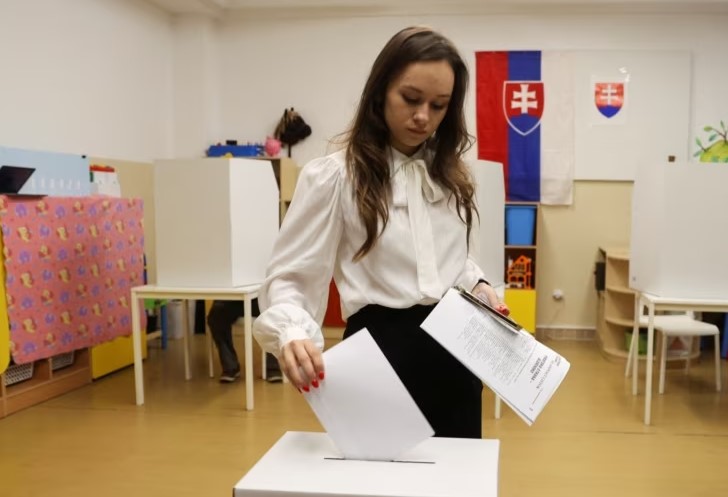 Sllovakët zgjedhin sot mes kandidatit pro-rus Fico dhe liberalëve pro-perëndimorë