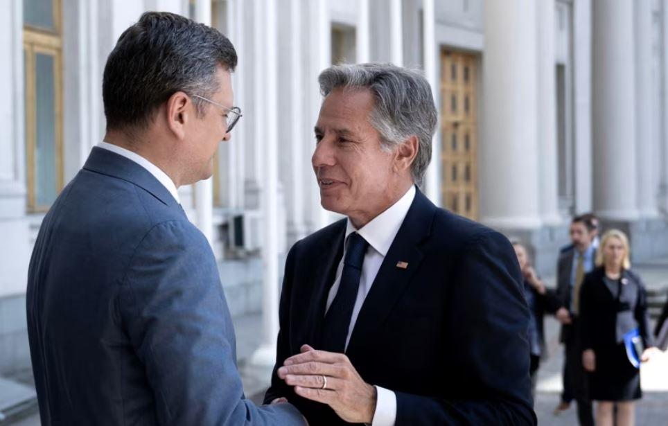 Mes sulmeve ruse Blinken mbërrin në Kiev, çfarë “fshihet” pas vizitës