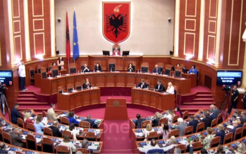 Votohen në Kuvend dekretet për shkarkimet dhe emërimet e ministrave të rinj