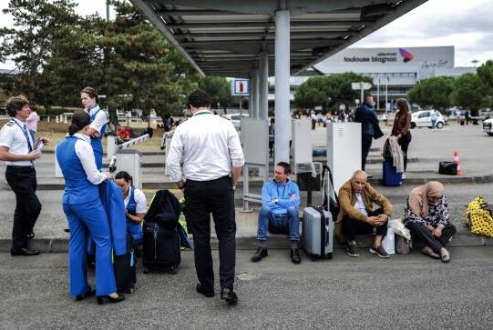 Alarm për bombë në 14 aeroporte të Francës, evakuohen 8 prej tyre