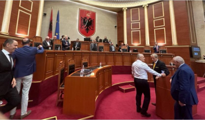 Zbardhet kërkesa e PS, kush janë deputetët demokratë që kërkohet të “ndëshkohen”