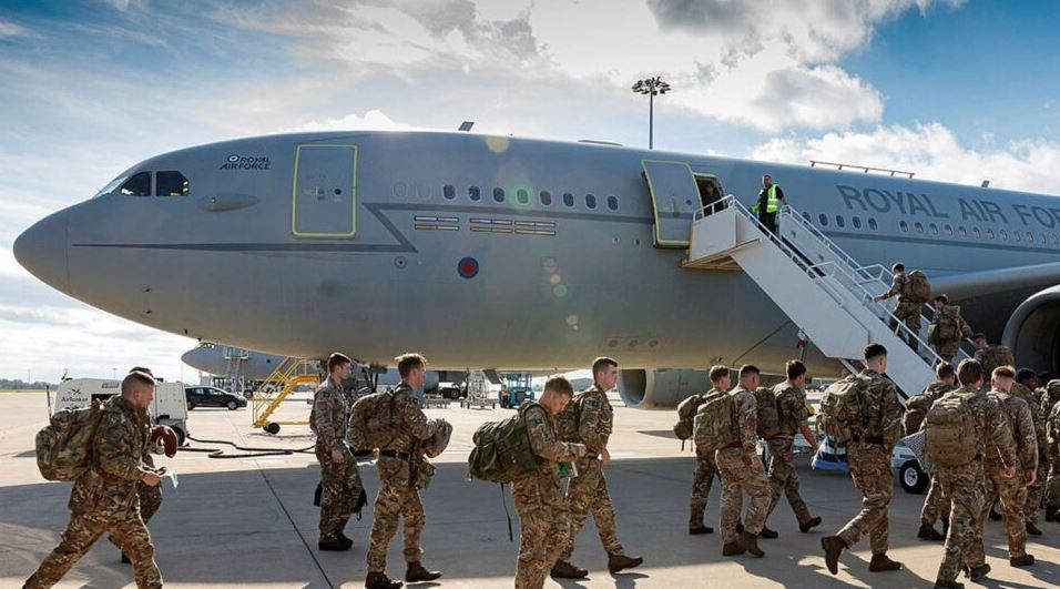 Trupat britanike të NATO-s mbërrijnë në Kosovë
