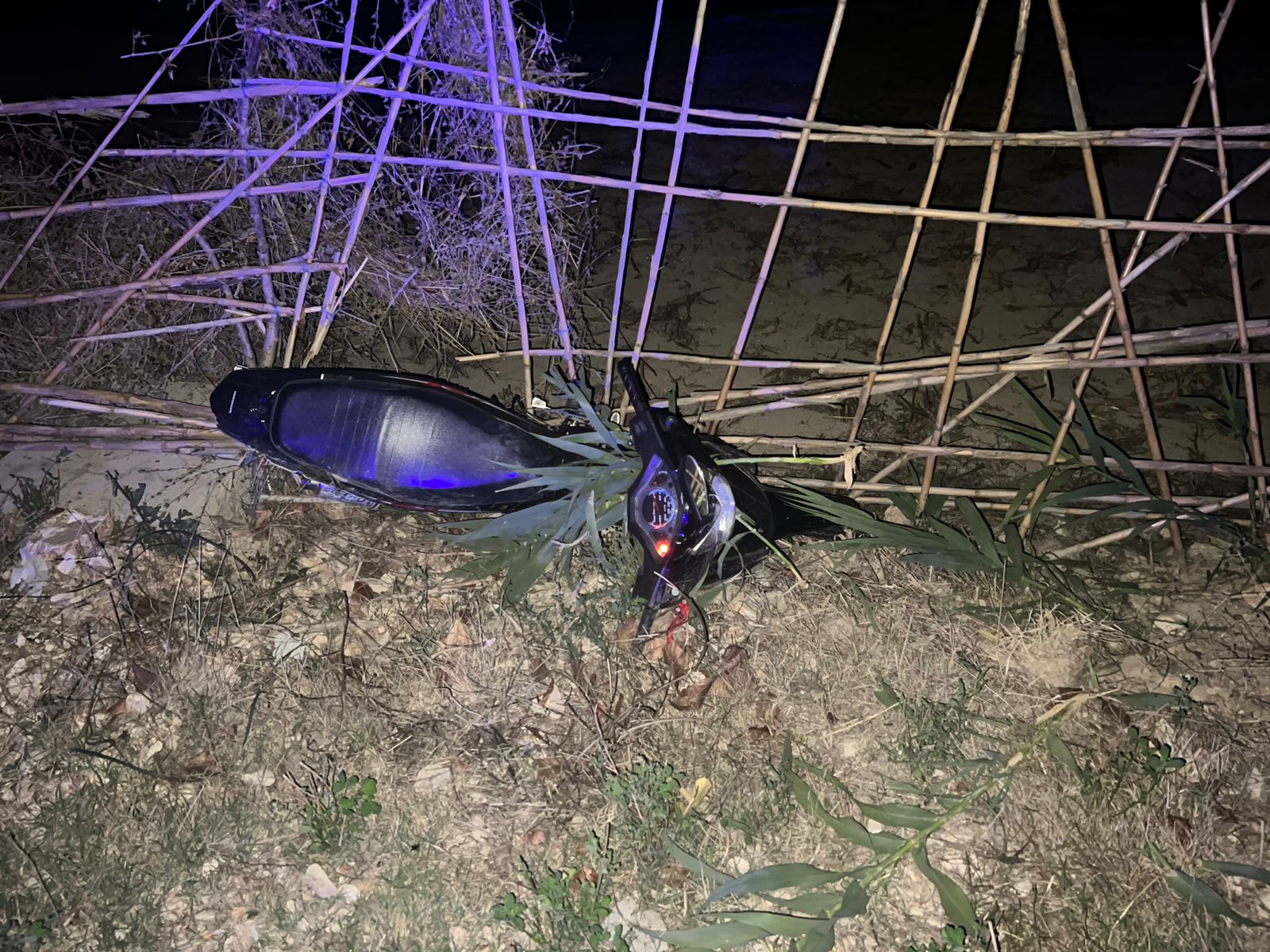 Motori del nga rruga dhe përfundon në kanal, në gjendje të rëndë 18-vjeçari