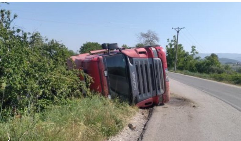 Përmbyset kamioni me gurë në Librazhd, plagoset 68-vjeçari