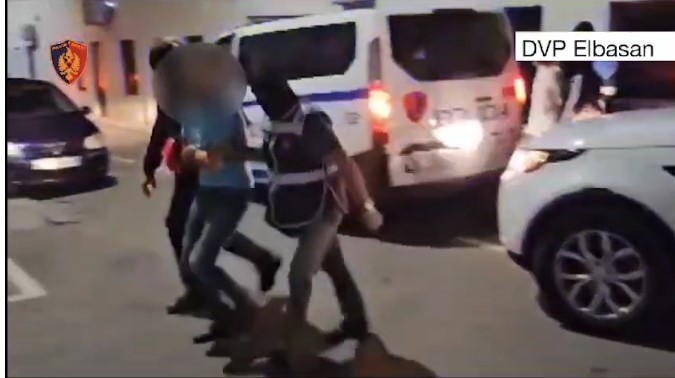 Elbasan/ Sekuestrohen 22 kg kanabis, 2 armë gjahu dhe municion luftarak, 3 në pranga