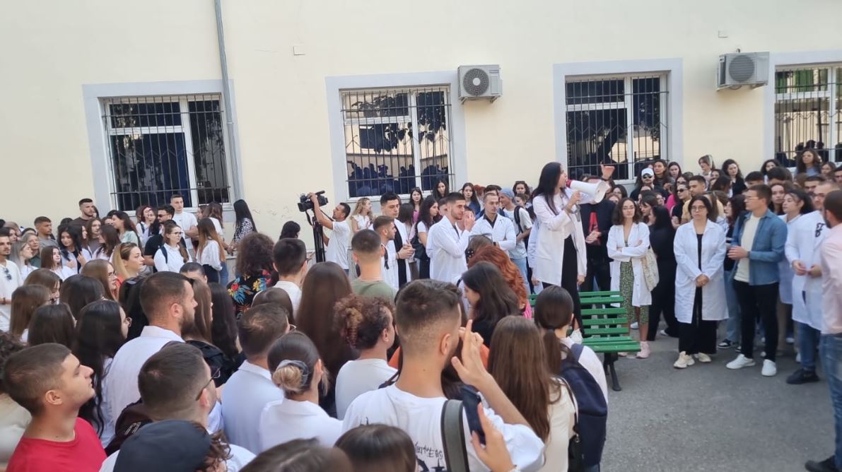 “Anulo ligjin”, studentët e mjekësisë bojkotojnë mësimin
