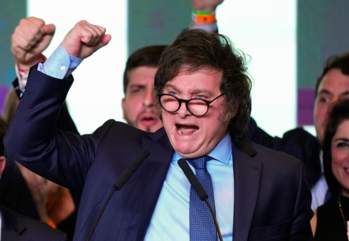 Populisti Javier Milei fiton zgjedhjet presidenciale në Argjentinë