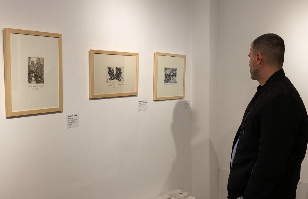 Çelet ekspozita grafike në Fier, vajzat e Mustafa Arapit vazhdojnë traditën