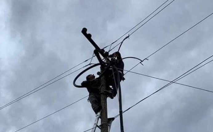 Moti i keq në vend, fshatrat në Voskopojë pa energji elektrike