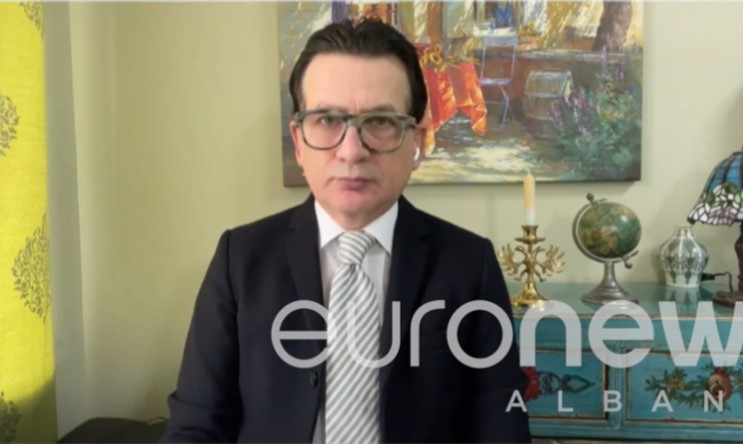 Spahiu: Berisha qesharak! Nuk frikësohet Amerika me 10 karrige të thyera