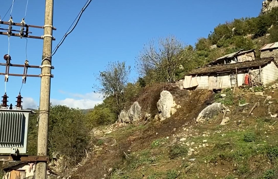 Rrëshqitje gurësh nga masivi shkëmbor, rrezikohen përmetarët