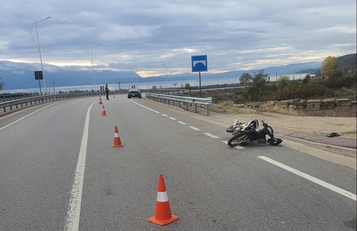 Aksident i rëndë në Korçë, makina përplas çiftin e bashkëshortëve me motor