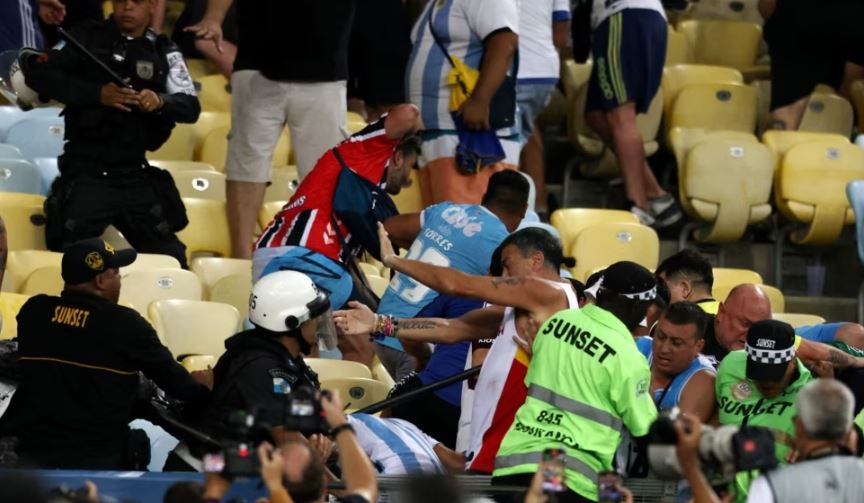 Argjentina fiton ndaj Brazilit, shpërthen dhuna mes tifozëve gjatë ndeshjes