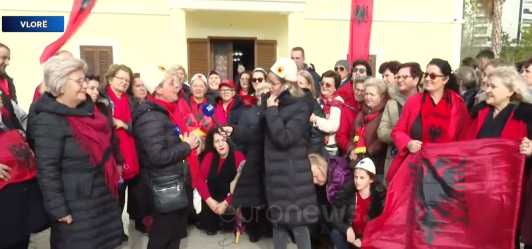 “Jemi të bashkuar”, qytetarët nga Kosova festojnë në shtëpinë e pavarësisë në Vlorë