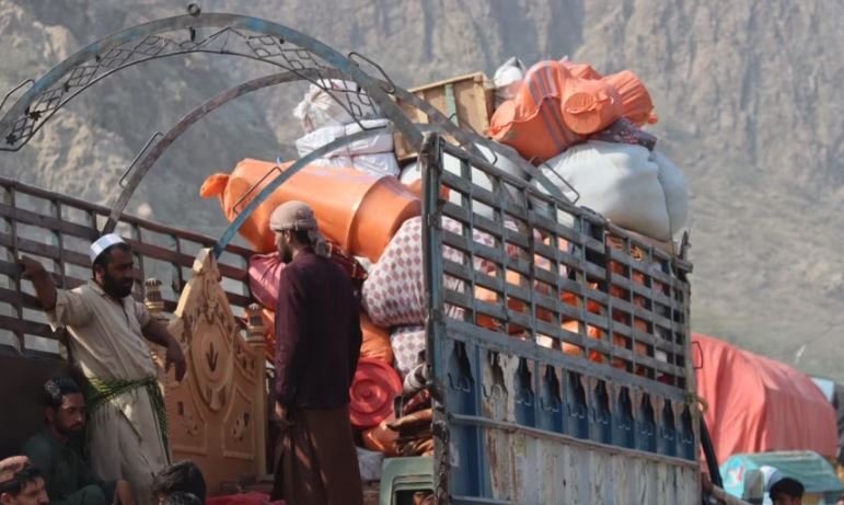 Mbi 165.000 afganë ilegalë largohen nga Pakistani