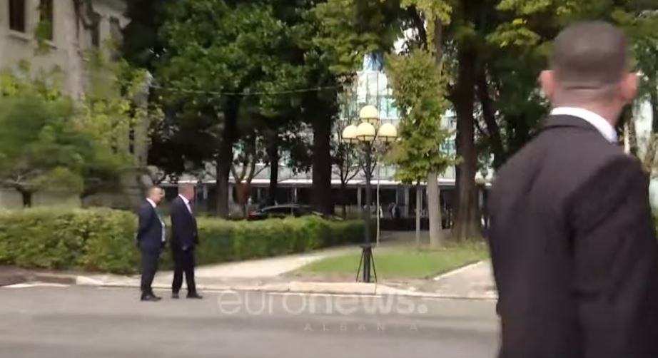 Policia hyn në ambientet e parlamentit, nisin hetimet për kaosin dhe tymueset