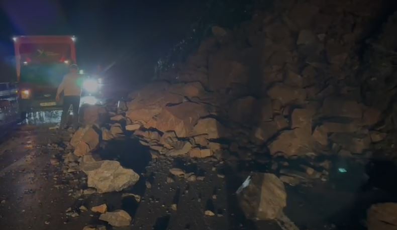 Rënie gurësh dhe bllokim rrugësh, shiu shkakton probleme në qarkun e Elbasanit