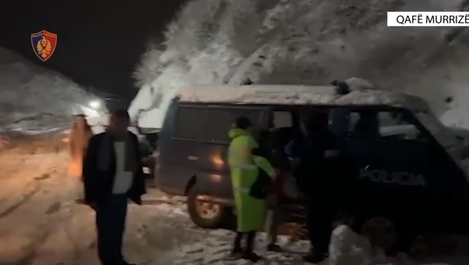 VIDEO/ Të bllokuar nga bora në Qafë-Murrizë, Policia: Evakuam 50 pasagjerë