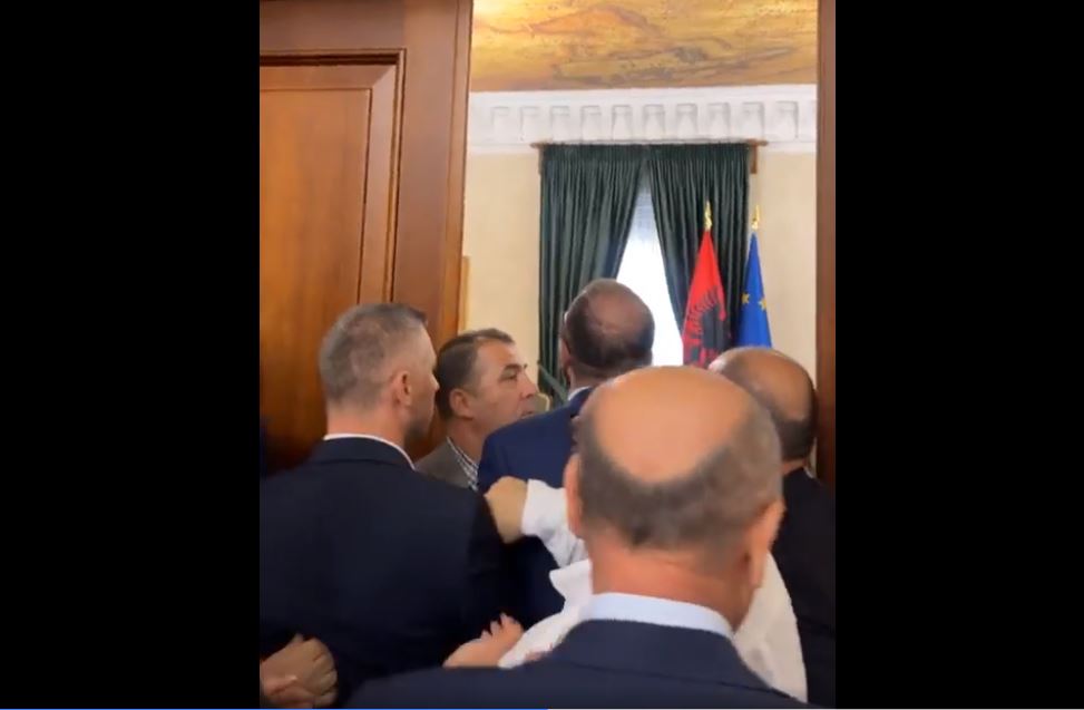 Deputetët e PD hyjnë me forcë në Kuvend, “shqyejnë” derën e zyrës së Nikollës