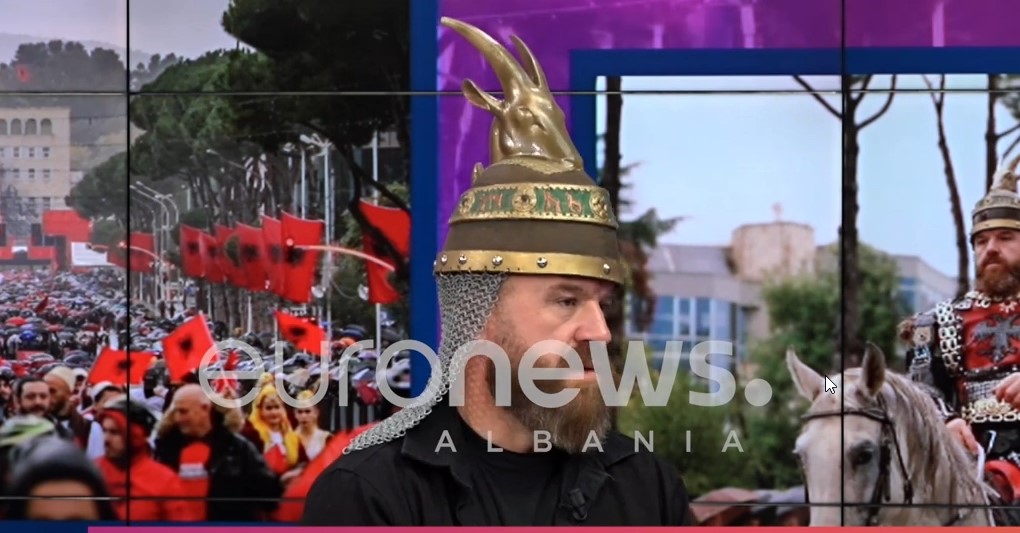 “E krijova vetë”- Personazhi që imitoi Skënderbeun në Paradë: Veshja peshon 12 kg